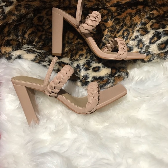 ▪️🖤▪️NWOT▪️🖤▪️STUNNING BEIGE SQUARE - TOED HEEL . . . - Picture 6 of 9